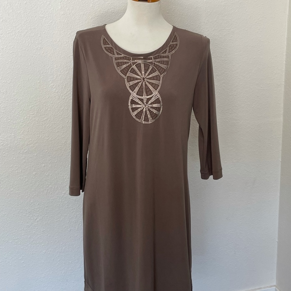 Brown long sleeve dress with great detail